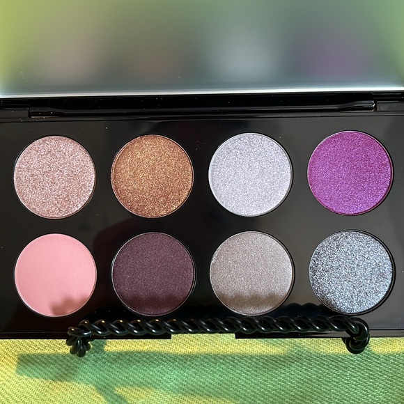 “That’s so Betty” BettyBoop x Ipsy 
Eyeshadow Palette & dbd 5 Brush Set - Picture 3 of 11
